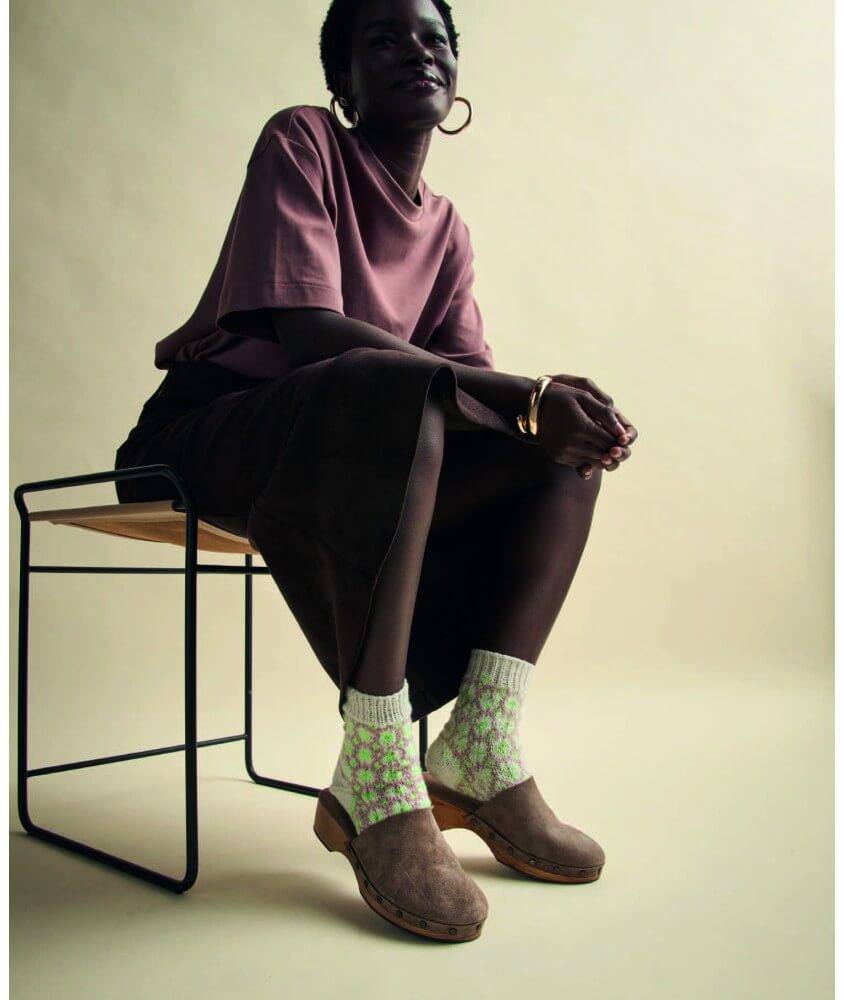 Chaussettes Elyo en jacquard écru, églantine et vert fluo, portées avec des bottines - Patron Phildar - modèle fini