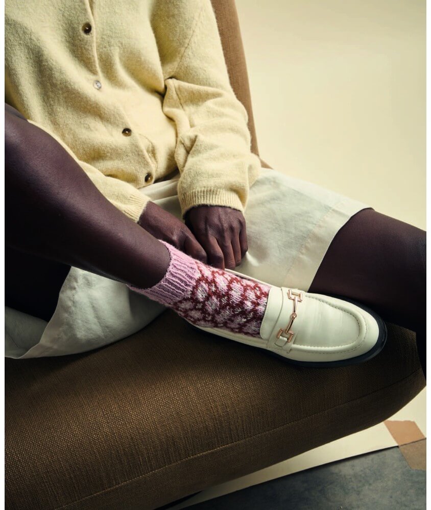Chaussettes Elyo en jacquard terre battue, églantine et écru, avec un jean - Patron tricot Phildar - modèle fini