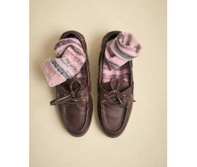 Chaussettes Émilien en jersey rayé rose et églantine, portées avec des mocassins - Patron Phildar - modèle fini