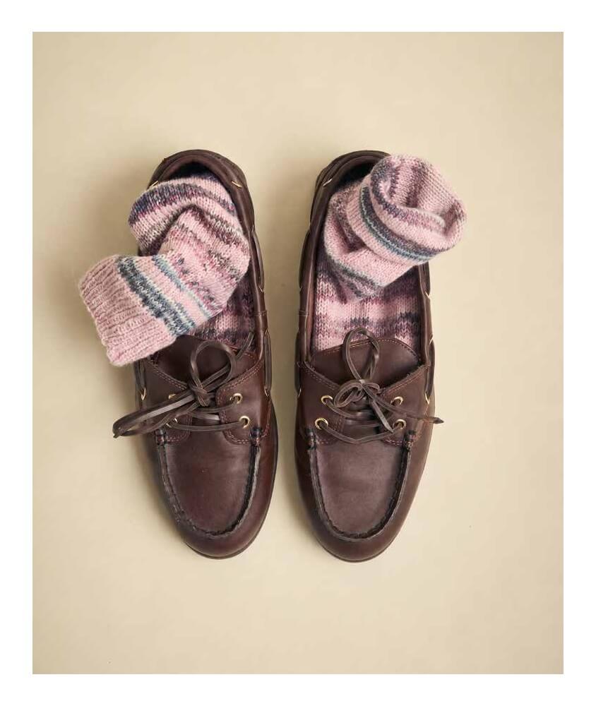 Chaussettes Émilien en jersey rayé rose et églantine, portées avec des mocassins - Patron Phildar - modèle fini