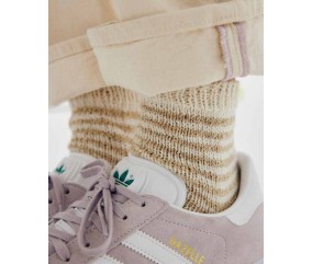 Chaussettes Iléna en jersey rayé écru et doré pailleté, avec des baskets - Patron tricot Phildar - modèle fini