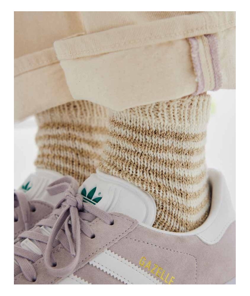 Chaussettes Iléna en jersey rayé écru et doré pailleté, avec des baskets - Patron tricot Phildar - modèle fini