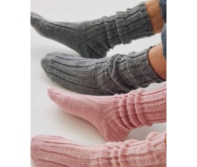 Chaussettes Indiana en côtes 4/2, coloris gris chiné clair et églantine - Patron tricot Phildar - modèle fini