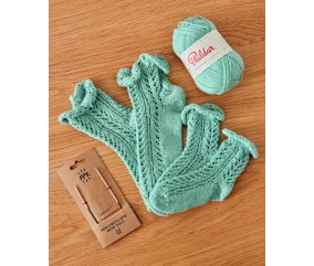 Chaussettes Delphine coloris amande, point ajouré et volant au bord - Patron tricot Phildar - modèle fini