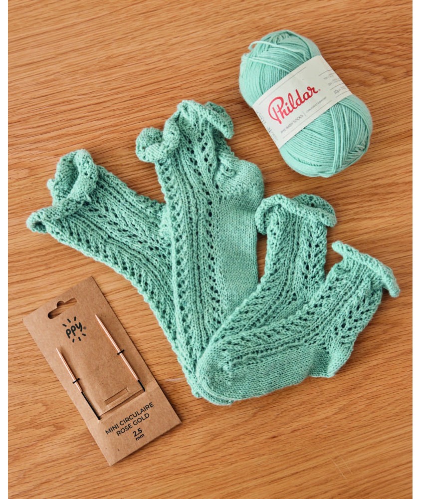 Chaussettes Delphine coloris amande, point ajouré et volant au bord - Patron tricot Phildar - modèle fini