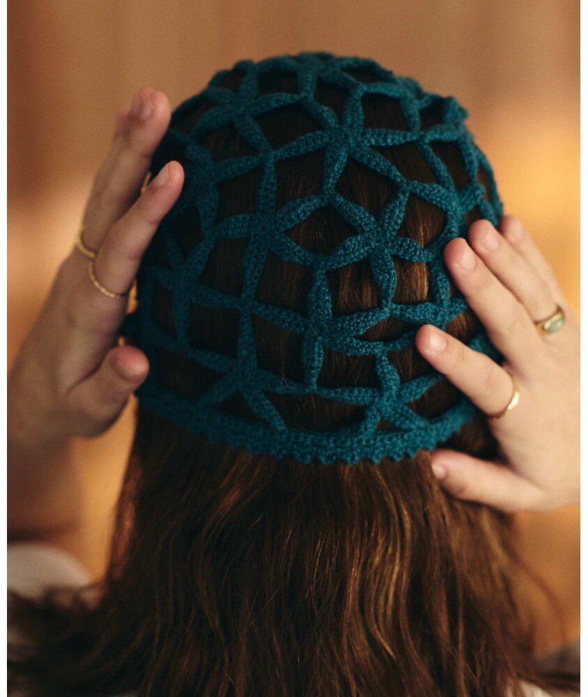 Bonnet Bastia au crochet, motif étoile ajouré coloris bleu sarcelle - Patron crochet Pingouin - modèle fini