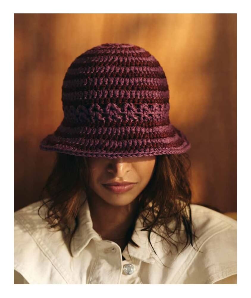 Chapeau Porto-Vecchio au crochet en fil effet raphia, coloris violine et chocolat - Patron Pingouin