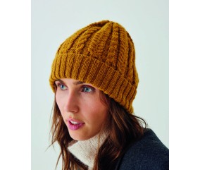 Bonnet Joan coloris miel grisé, point fantaisie torsadé et large revers - Patron Phildar - modèle fini