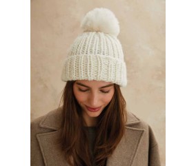 Bonnet Bekky écru en côtes 1/1 avec pompon écru amovible - Patron tricot Phildar - modèle fini