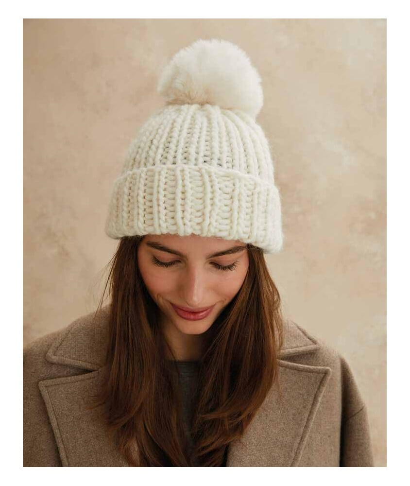 Bonnet Bekky écru en côtes 1/1 avec pompon écru amovible - Patron tricot Phildar - modèle fini
