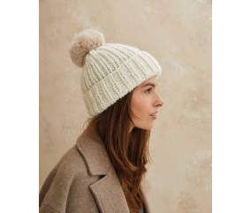 Bonnet Bekky écru en côtes 1/1 avec pompon coloris lin amovible - Patron tricot Phildar - modèle fini