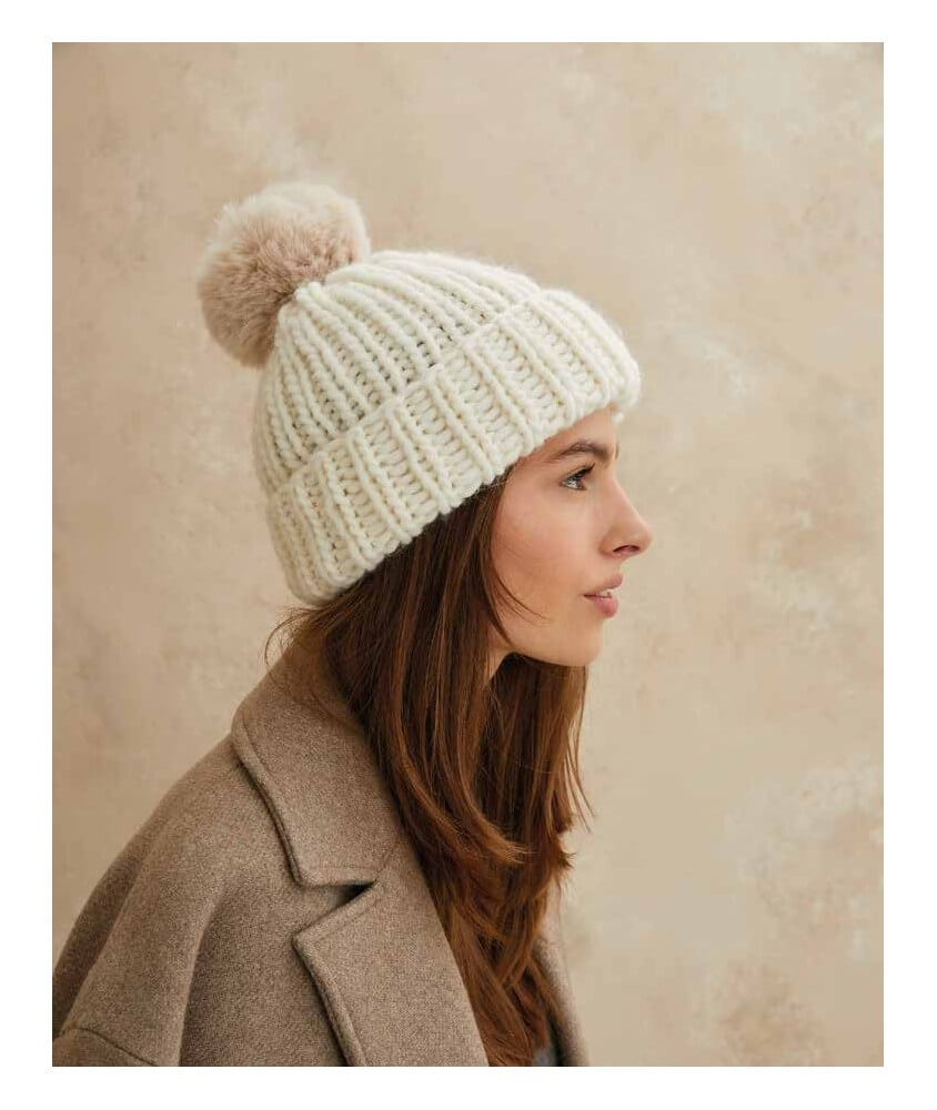 Bonnet Bekky écru en côtes 1/1 avec pompon coloris lin amovible - Patron tricot Phildar - modèle fini