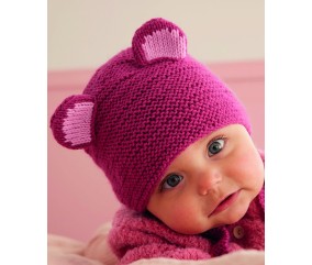Bonnet bébé Handi lie de vin à petites oreilles roses, en point mousse - Patron Phildar - modèle fini