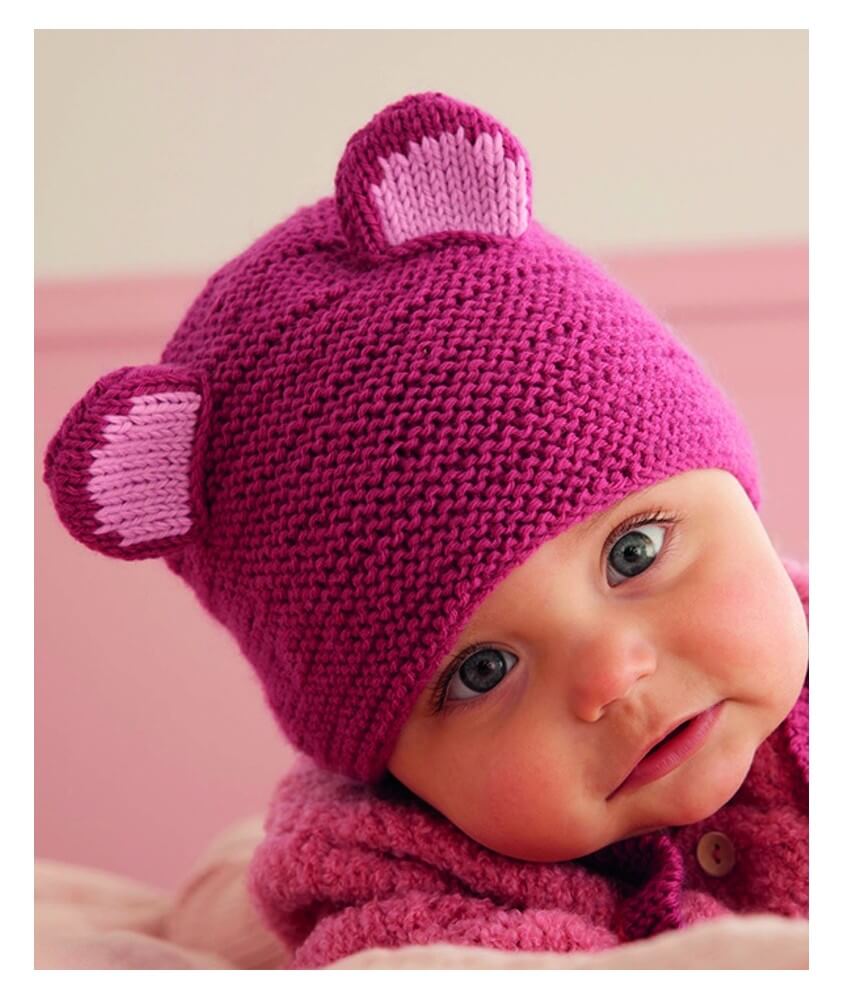 Bonnet bébé Handi lie de vin à petites oreilles roses, en point mousse - Patron Phildar - modèle fini