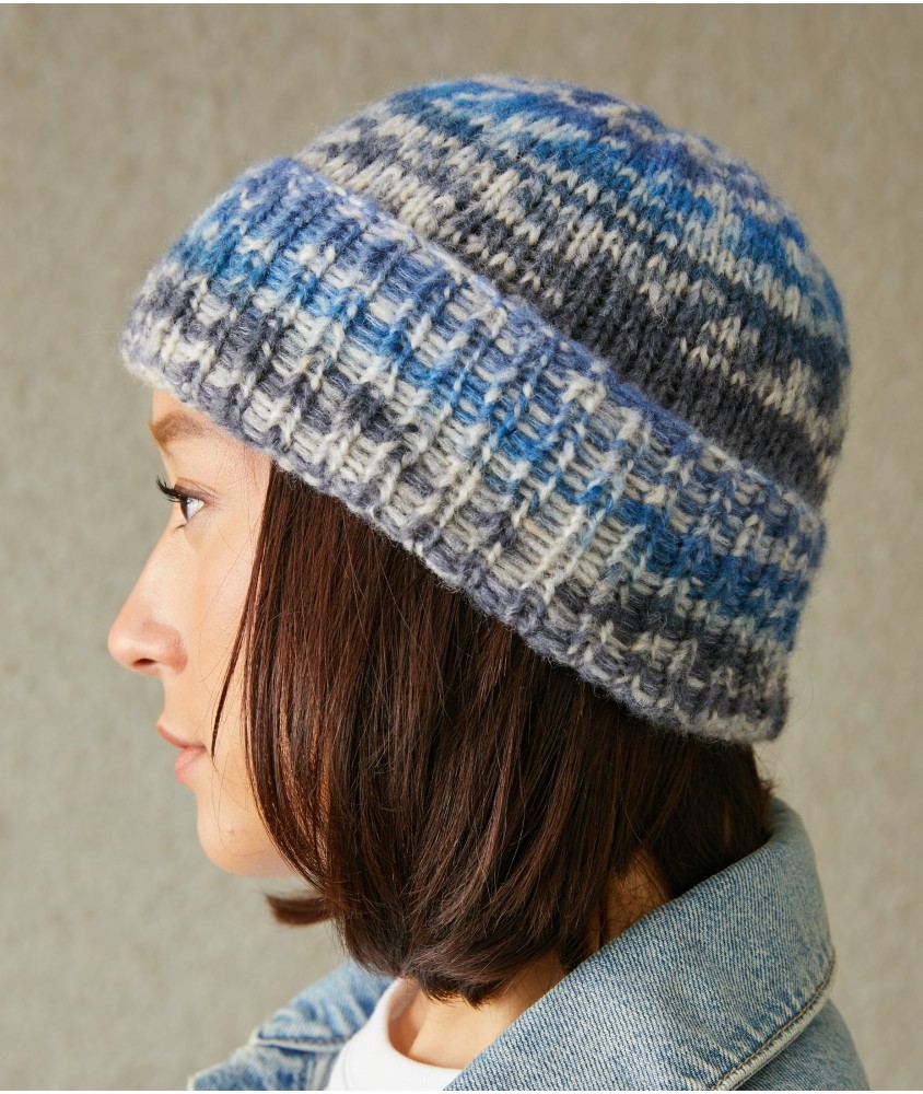 Bonnet Derek en jersey circulaire, fil imprimé bleu chiné - Patron tricot Pingouin - modèle fini