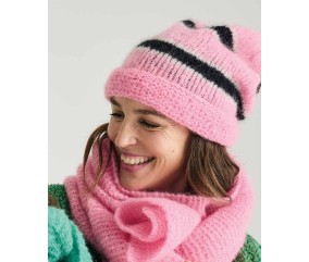 Bonnet Debra en mohair rose candy à rayures noires, avec revers - Patron tricot Phildar - modèle fini