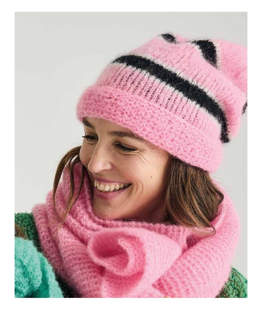 Bonnet Debra en mohair rose candy à rayures noires, avec revers - Patron tricot Phildar - modèle fini