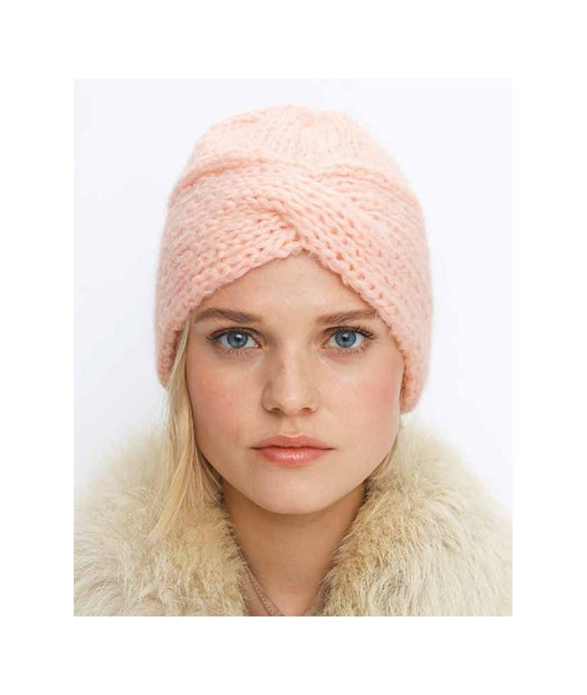 Bonnet turban Thomasine rose poudré, mailles croisées sur le devant - Patron tricot Phildar - modèle fini