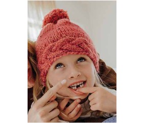 Bonnet Janine fille à torsades coloris blush, avec pompon - Patron tricot Phildar - modèle fini