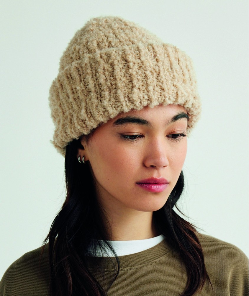Bonnet Knut en fil bouclette coloris lin, côtes 1/1 et large revers - Patron tricot Pingouin