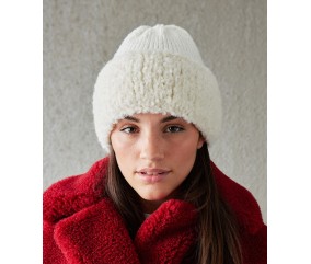 Bonnet Michka écru, calotte fine et large revers en bouclette - Patron tricot Pingouin - modèle fini