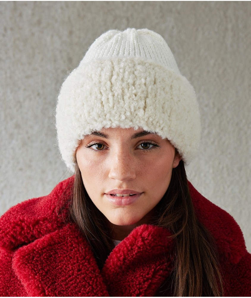 Bonnet Michka écru, calotte fine et large revers en bouclette - Patron tricot Pingouin - modèle fini