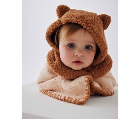 Cagoule ourson Jeanne coloris cappuccino sur un bébé, avec petites oreilles - Patron Phildar