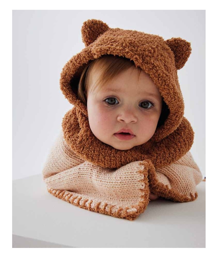 Cagoule ourson Jeanne coloris cappuccino sur un bébé, avec petites oreilles - Patron Phildar