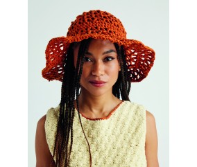 Chapeau Aya au crochet en fil effet raphia, coloris terre cuite, bord souple - Patron crochet Pingouin - modèle fini