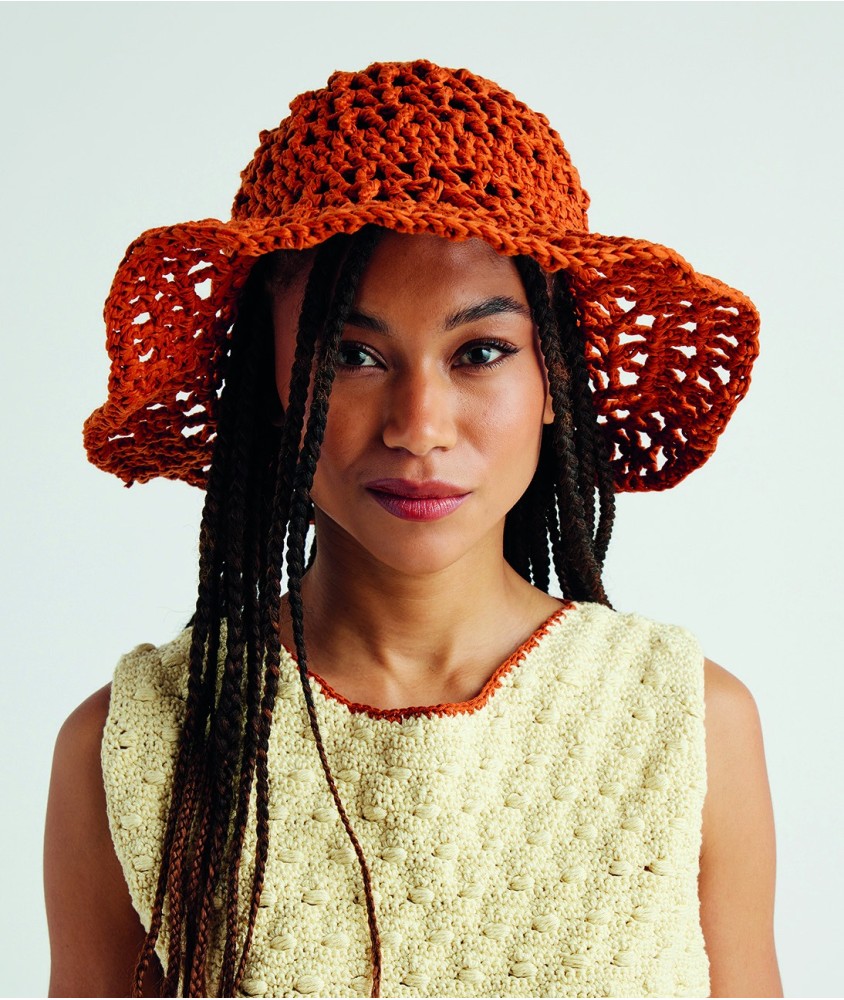 Chapeau Aya au crochet en fil effet raphia, coloris terre cuite, bord souple - Patron crochet Pingouin - modèle fini