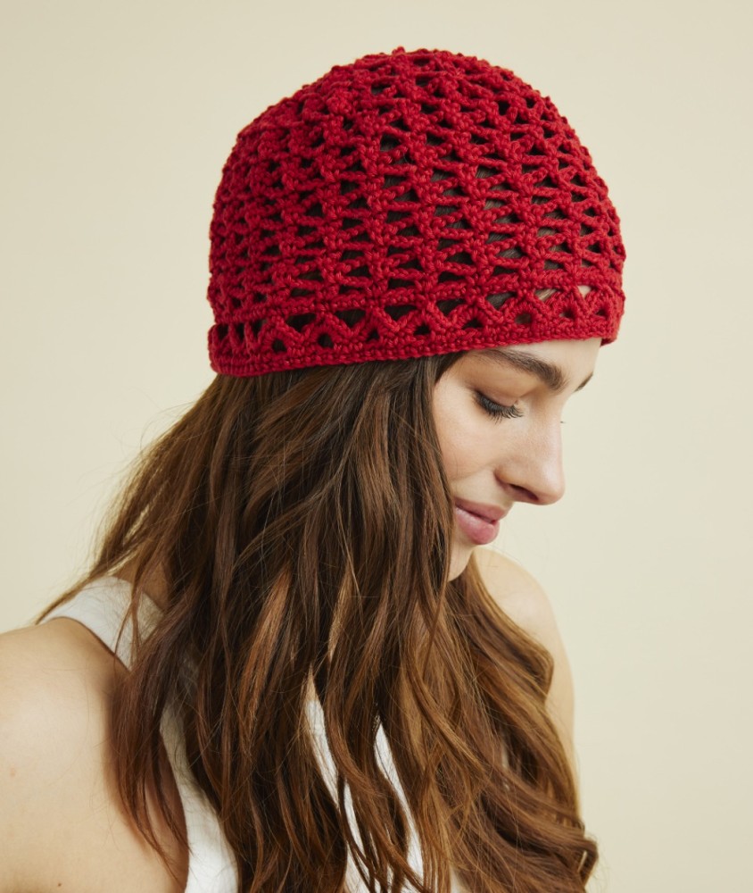 Chapeau Kiara au crochet en coton, coloris rouge, point fantaisie ajouré - Patron crochet Pingouin - modèle fini