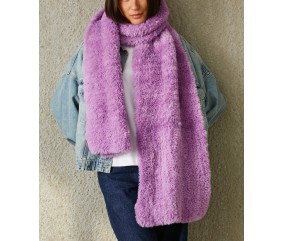 Écharpe Daria au crochet en fil fausse fourrure mauve, mailles serrées, 32 x 200 cm - Patron crochet Pingouin - modèle fini