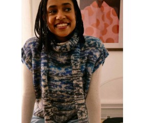 Écharpe Ariana en fil imprimé bleu et écru, jersey bordé de côtes, 13 x 210 cm - Patron tricot Pingouin - modèle fini