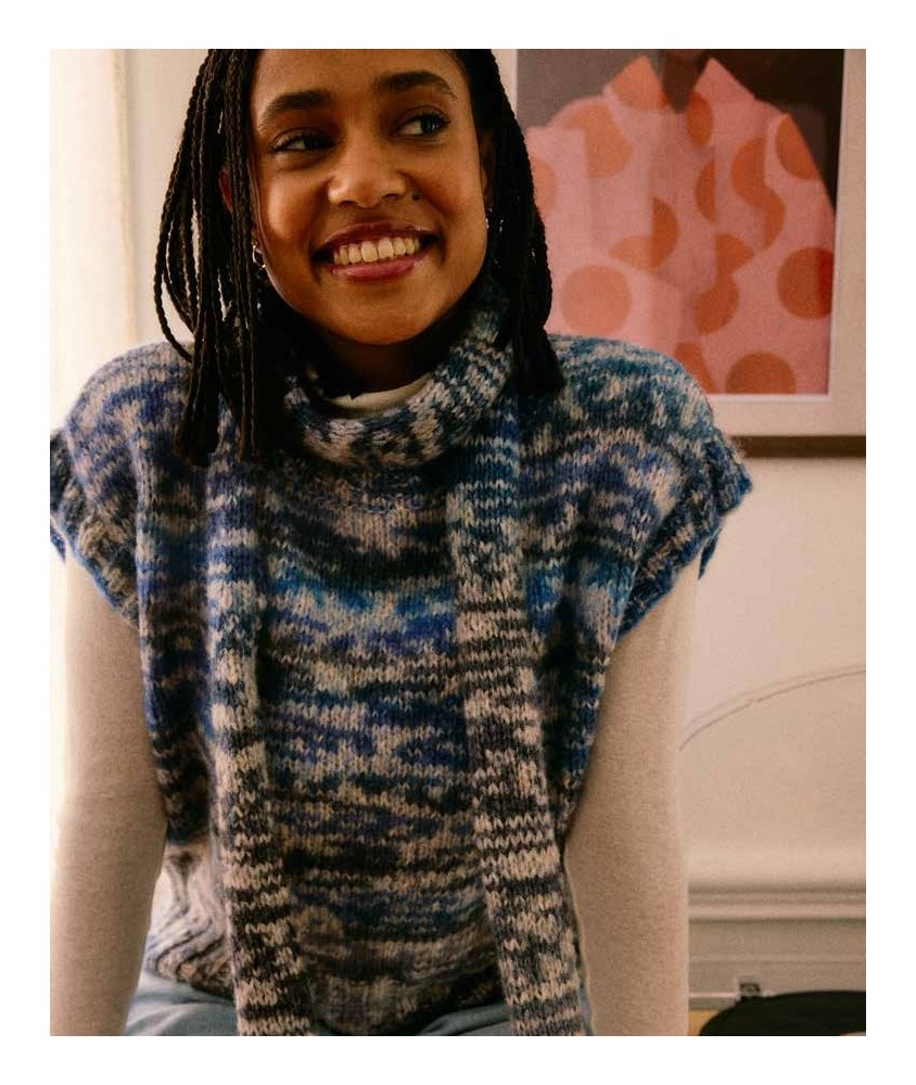 Écharpe Ariana en fil imprimé bleu et écru, jersey bordé de côtes, 13 x 210 cm - Patron tricot Pingouin - modèle fini