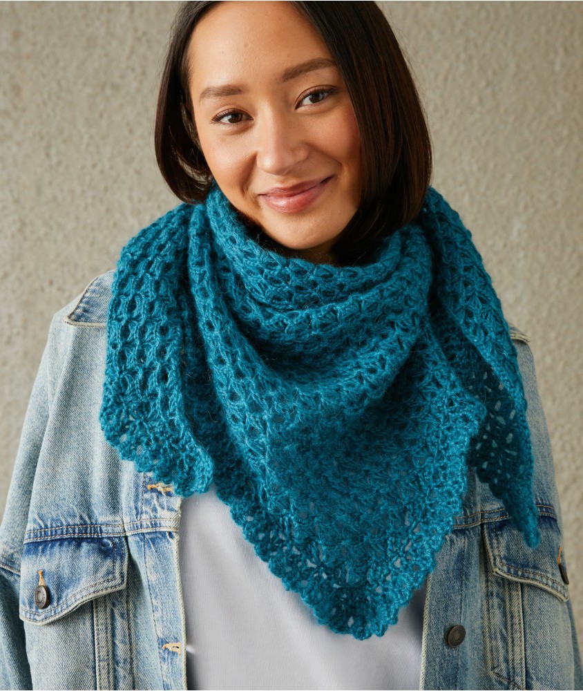 Foulard Dalva triangulaire au crochet, coloris bleu canard, point fantaisie ajouré - Patron crochet Pingouin - modèle fini