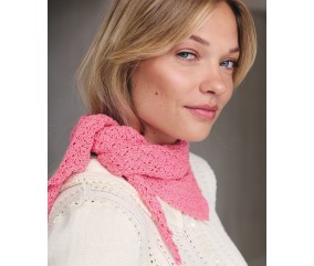 Foulard Kattie triangulaire en coton rose vif, point fantaisie ajouré, 96 x 38 cm - Patron tricot Pingouin - modèle fini