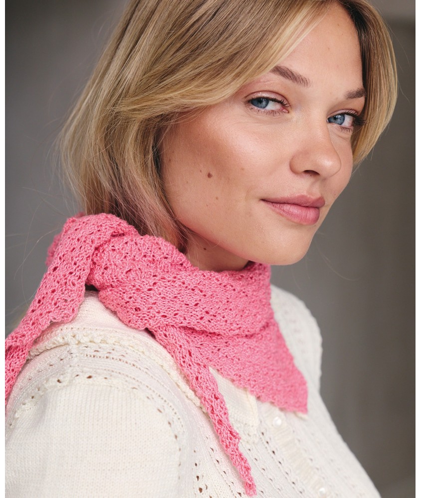 Foulard Kattie triangulaire en coton rose vif, point fantaisie ajouré, 96 x 38 cm - Patron tricot Pingouin - modèle fini
