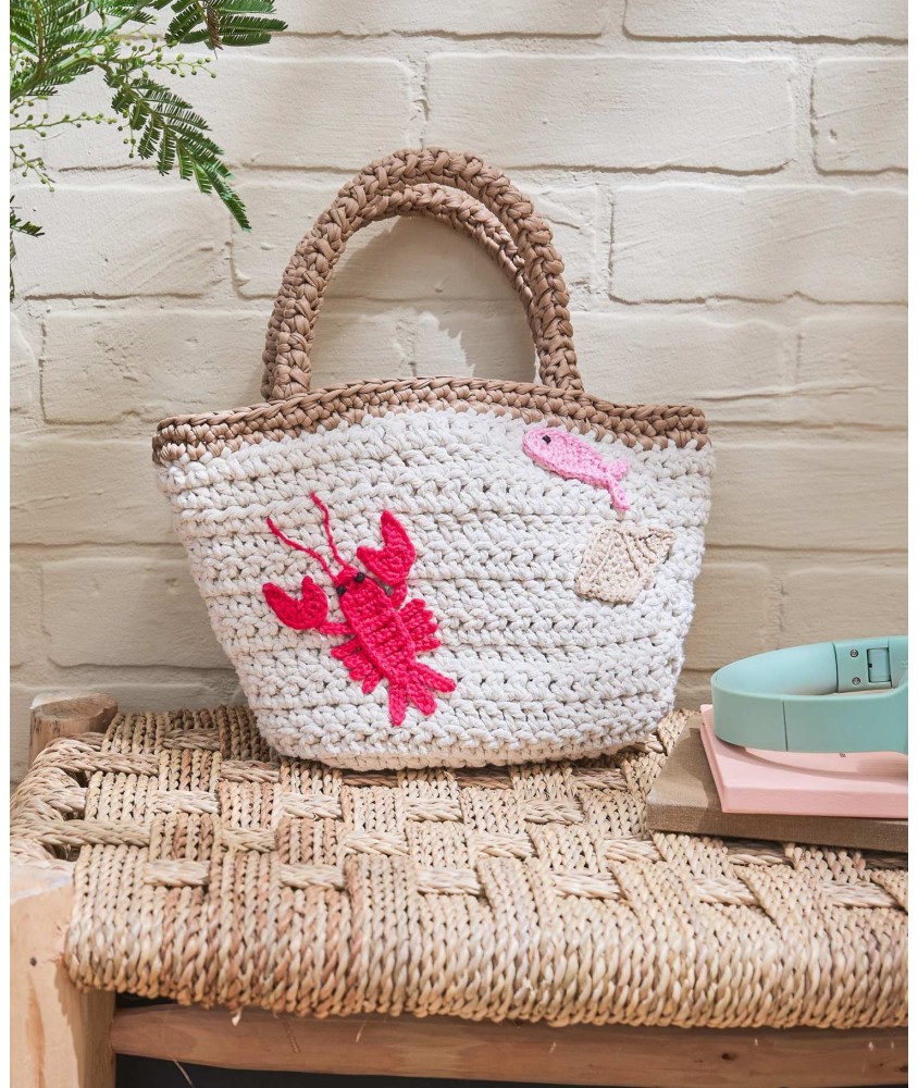 Sac Cagliari au crochet en corde ecrue avec homard rouge et bulot crochetes en application - Patron Pingouin