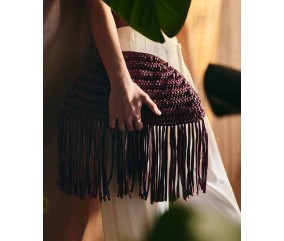 Pochette Tita au crochet en fil brillant bordeaux a longues franges, demi-brides en relief - Patron Pingouin