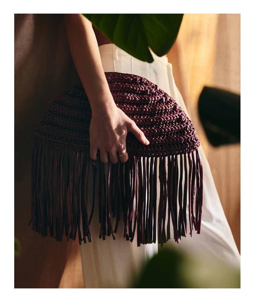 Pochette Tita au crochet en fil brillant bordeaux a longues franges, demi-brides en relief - Patron Pingouin
