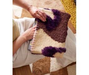 Pochette Stacey tricotée en jacquard biche, lilas, prune et café, 33 x 23 cm - Patron tricot Pingouin