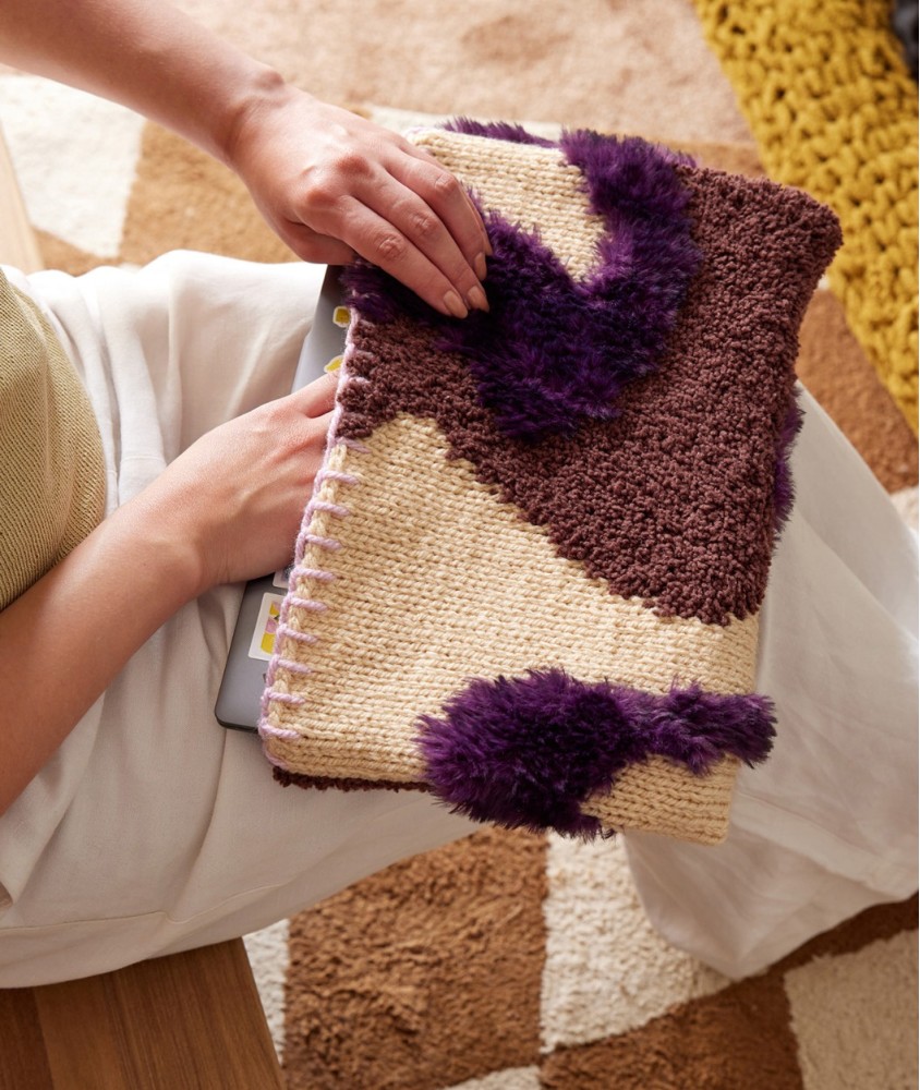 Pochette Stacey tricotée en jacquard biche, lilas, prune et café, 33 x 23 cm - Patron tricot Pingouin