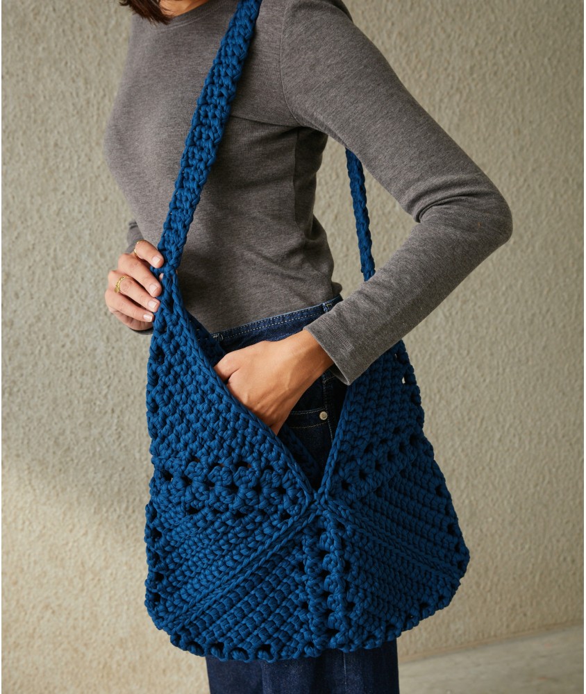 Sac Danae au crochet formé de grands carrés granny, fil déco épais, 40 x 40 cm - Patron crochet Pingouin