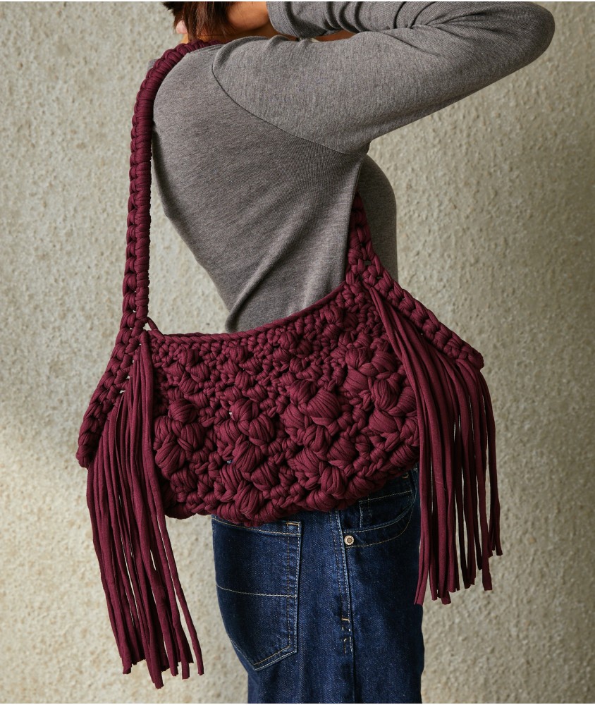Sac Diandra au crochet en fil deco bordeaux a longues franges, point fantaisie ajoure - Patron Pingouin