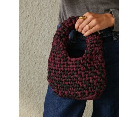 Sac Driss au crochet en fil déco grenat et noir tenus ensemble, mailles serrées - Patron Pingouin