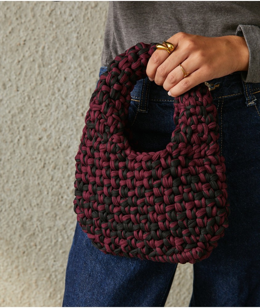Sac Driss au crochet en fil déco grenat et noir tenus ensemble, mailles serrées - Patron Pingouin
