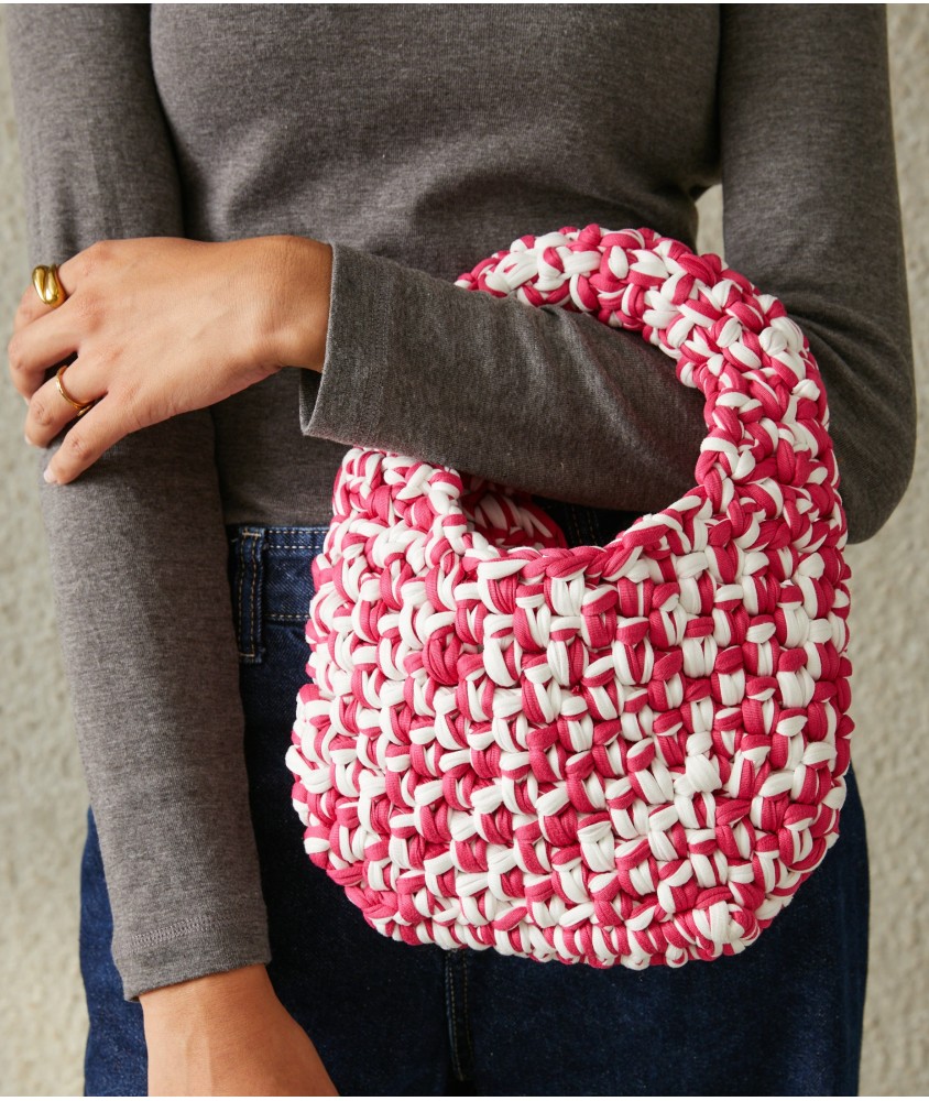 Sac Driss au crochet en fil déco raspberry et blanc tenus ensemble, mailles serrées - Patron Pingouin