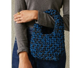 Sac Driss au crochet en fil déco bleu canard et noir tenus ensemble, mailles serrées - Patron Pingouin