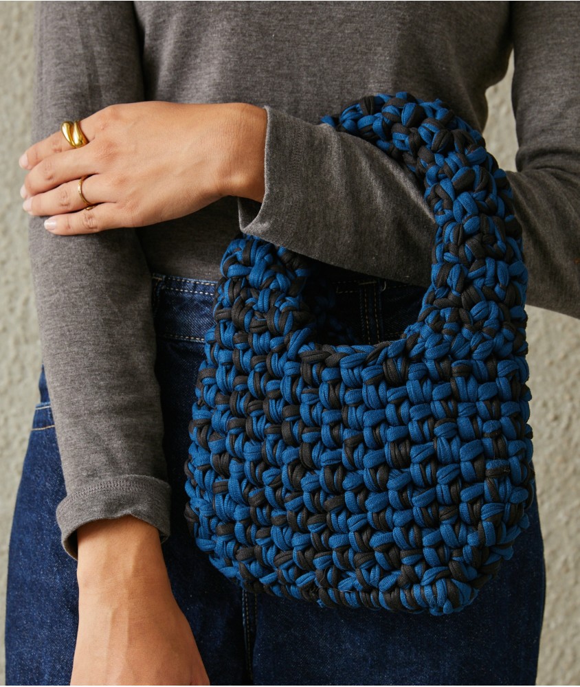 Sac Driss au crochet en fil déco bleu canard et noir tenus ensemble, mailles serrées - Patron Pingouin