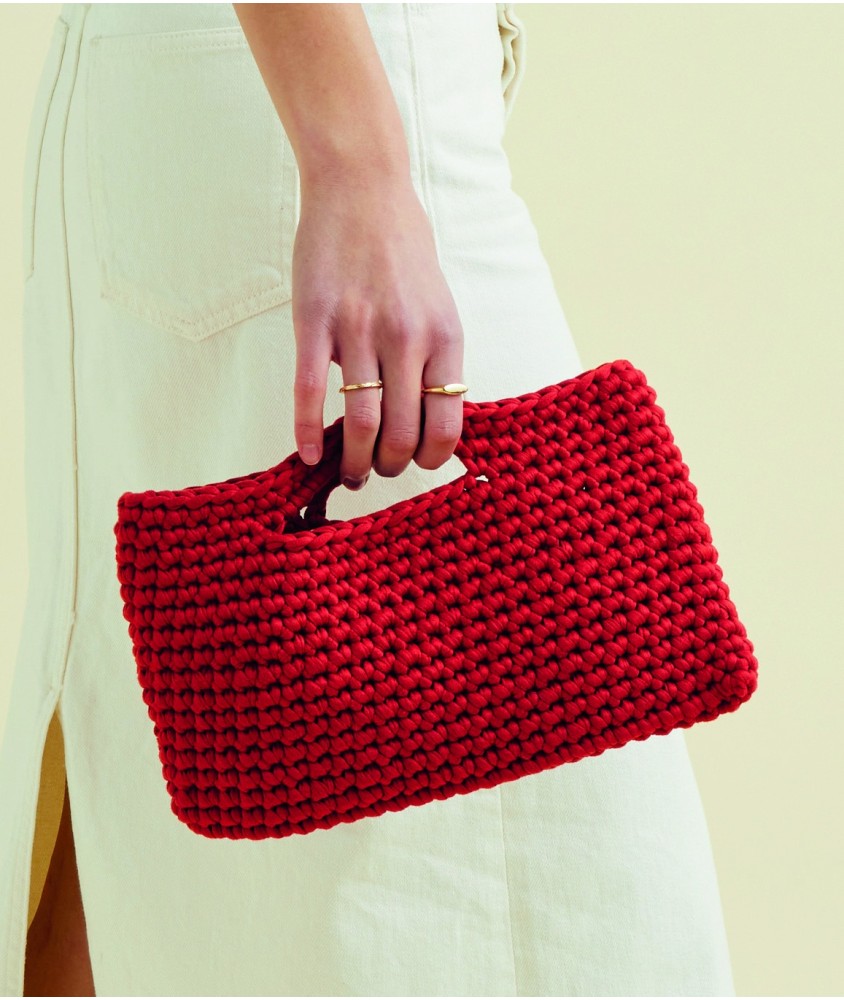 Sac Chase au crochet en fil déco rouge, mailles serrées, pochette à poignée, 28 x 17 cm - Patron Pingouin